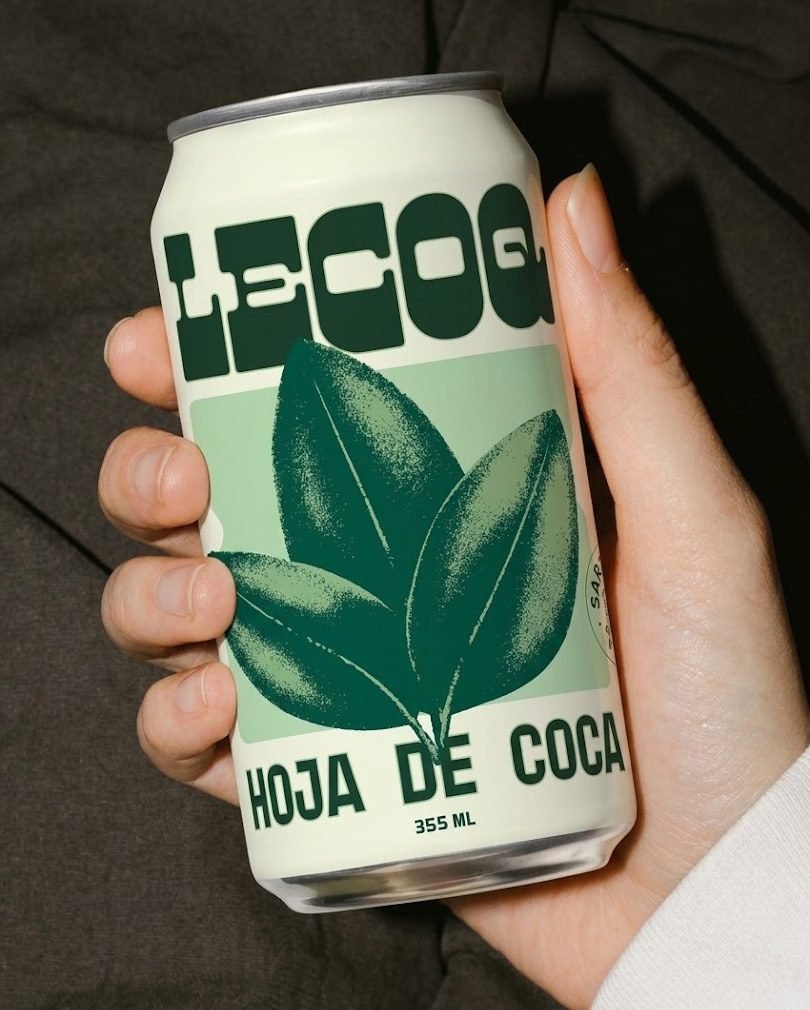 Mano sosteniendo una lata de LECOQ Hoja de coca