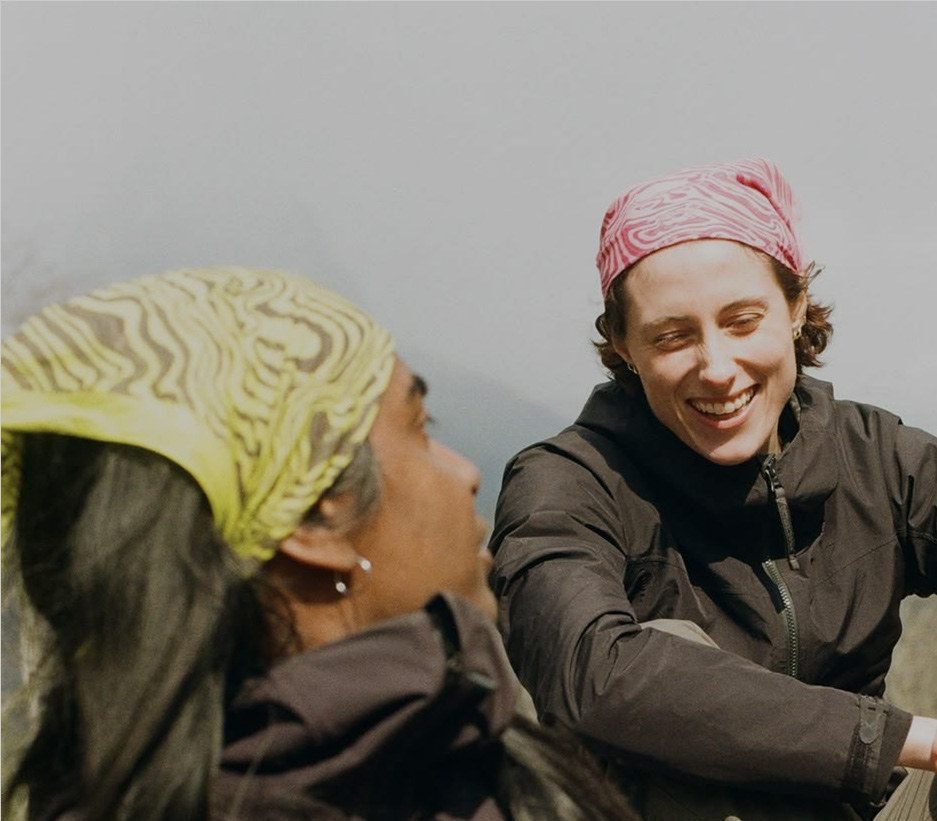 Dos amigas riendo en la montaña